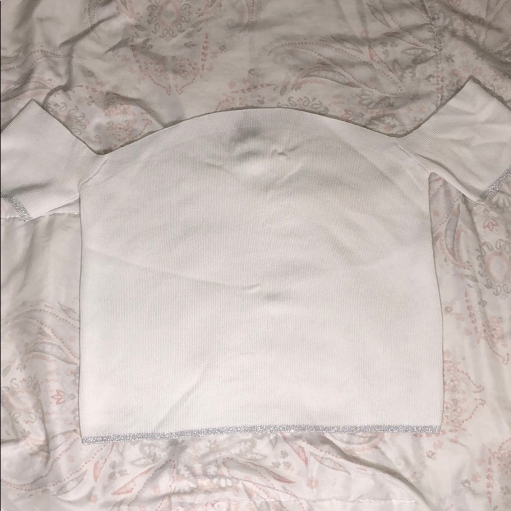 Off-the-shoulder tee